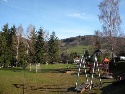 --detske-hriste-a-plac-na-malou-kopanou-200-metru-od-chat-verejne-pristupne-ba97-