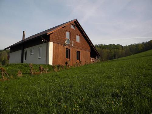 chata-c-1-15-luzek-4-pokoje-kazdy-s-vlastni-koupelnou-kuchyn-a-spol-mistnost-9194-