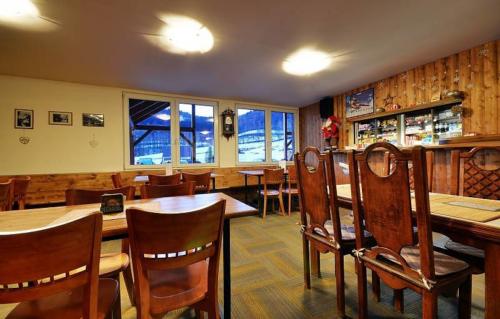 spolecenska-mistnost-v-chate-1-s-velkou-plochou-tv-a-hifi-ee87-