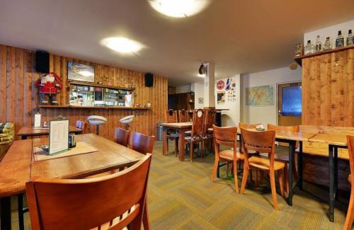 spolecenska-mistnost-v-zime-slouzi-jako-bar-s-posezenim-pro-lyzare-27d3-